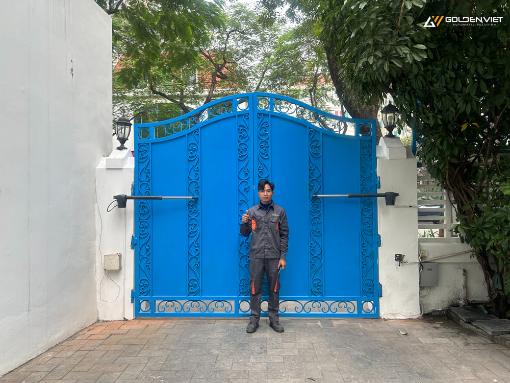 Hình ảnh kỹ thuật bàn giao cổng tự động cho Đại sứ quán